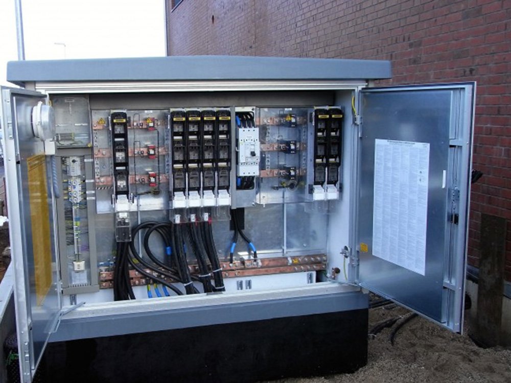 Starkstromanlage mit offener Verteilung Offene Starkstromanlage mit elektrischer Verteilung, Kabelanschlüssen und technischer Infrastruktur im Außenbereich