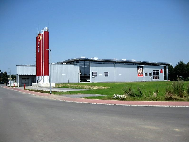 Bäckerei Bors Bocholt Produktionsgebäude Produktionsgebäude der Bäckerei Bors in Bocholt mit Hallenbau und markanten roten Silos
