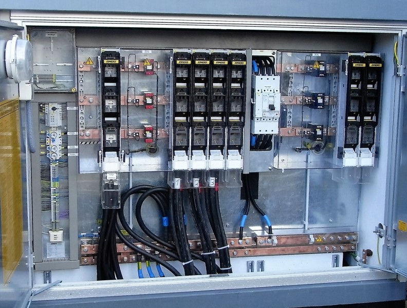 Bäckerei Bors Bocholt Schaltanlage Elektrische Schaltanlage der Bäckerei Bors in Bocholt mit geöffneter Verteilung und technischer Ausrüstung